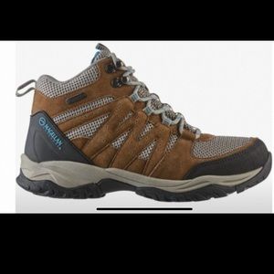 Magellan outdoor women’s Caprock hiking. 7.5 Mint condition!